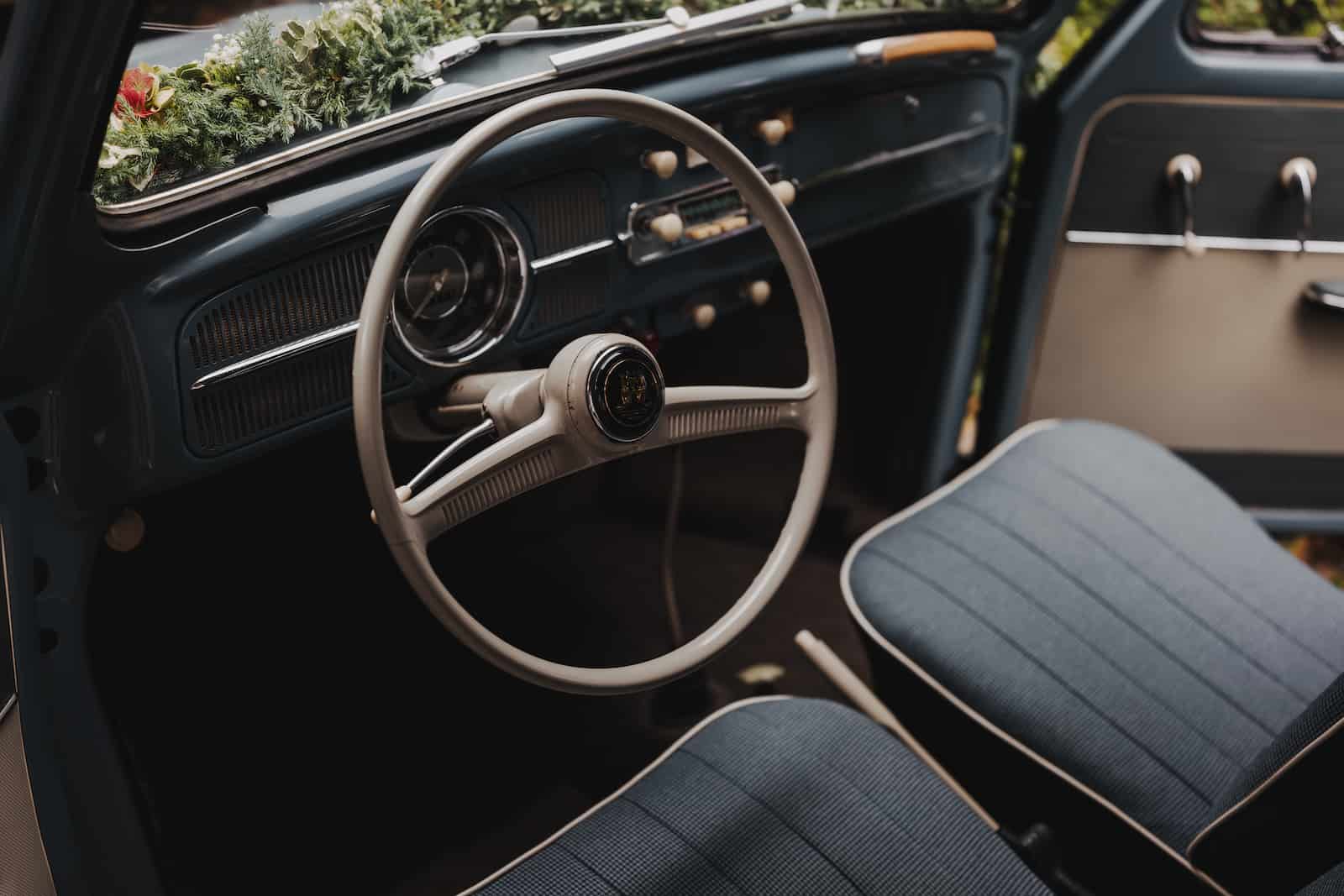 Innenraum eines Oldtimers, dekoriert für eine Hochzeitsreportage in Langenbeutingen, fotografiert vom Hochzeitsfotografen Niklas Hesser.