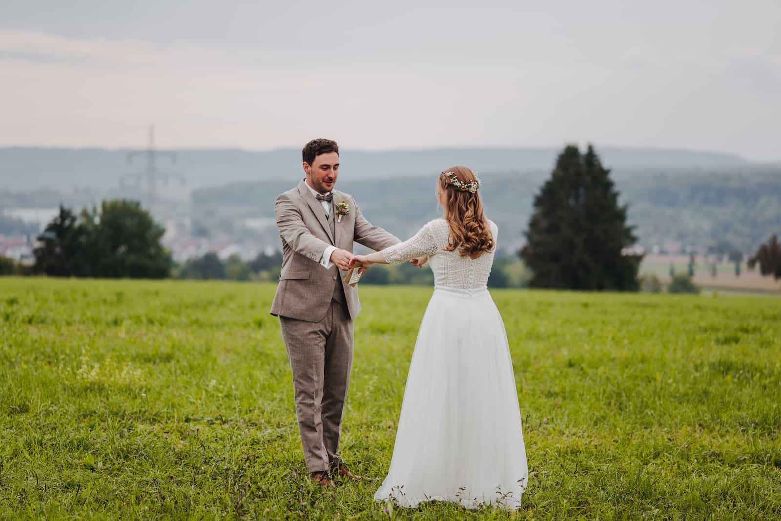 Hochzeitsreportage in Langenbeutingen: Brautpaar tanzt auf einer Wiese, aufgenommen vom Hochzeitsfotografen Niklas Hesser.