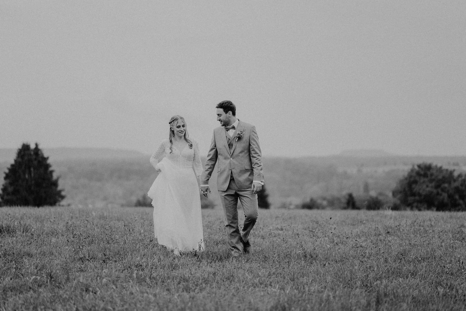 Hochzeitsreportage in Langenbeutingen vom Hochzeitsfotografen Niklas Hesser, Paar auf Wiese
