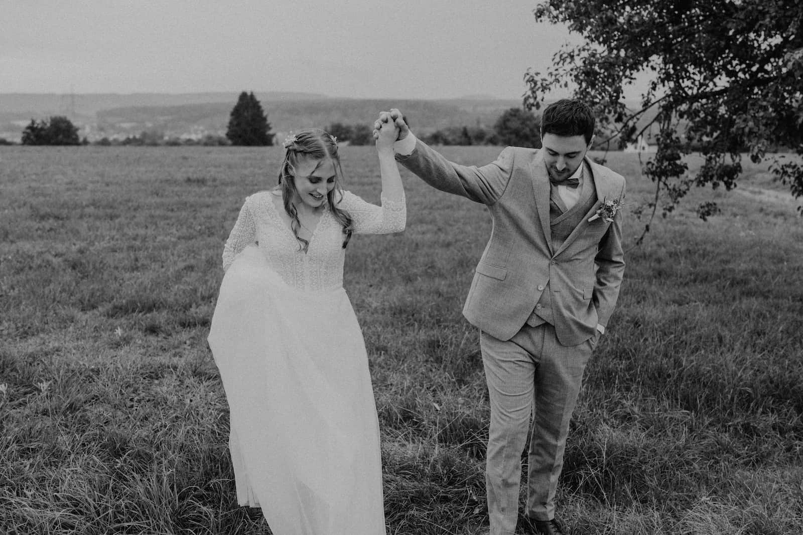 Hochzeitsreportage in Langenbeutingen vom Hochzeitsfotografen Niklas Hesser, Paar auf Wiese