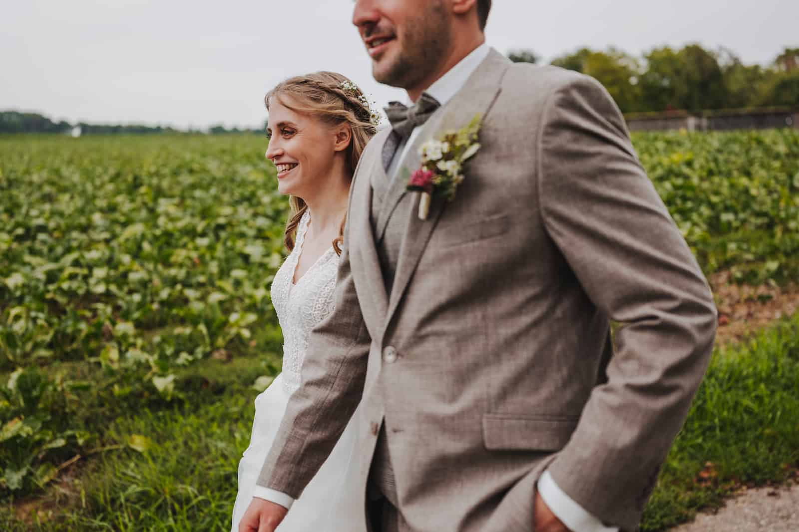 Hochzeitsreportage in Langenbeutingen mit einem glücklichen Brautpaar auf einem Feldweg, aufgenommen vom Hochzeitsfotografen Niklas Hesser.