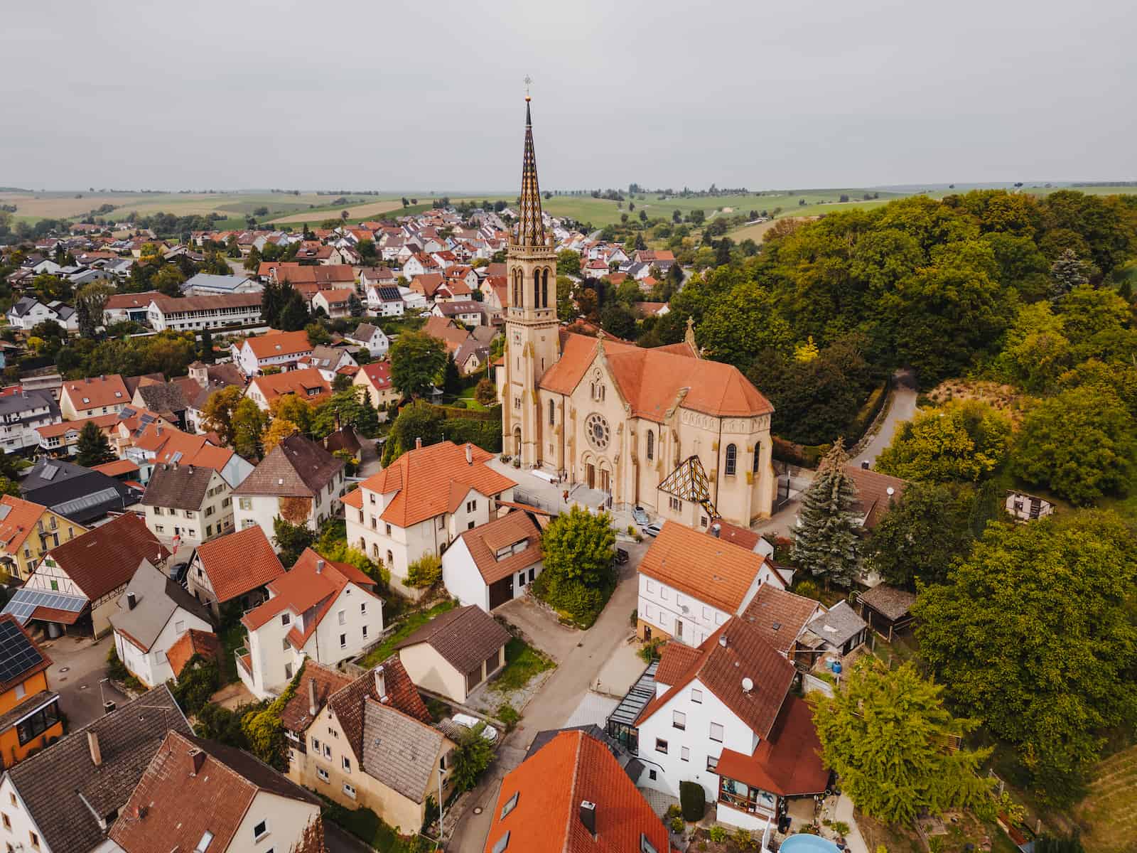 Luftaufnahme einer Kirche in Langenbeutingen, ideal für eine Hochzeitsreportage vom Hochzeitsfotografen Heilbronn.