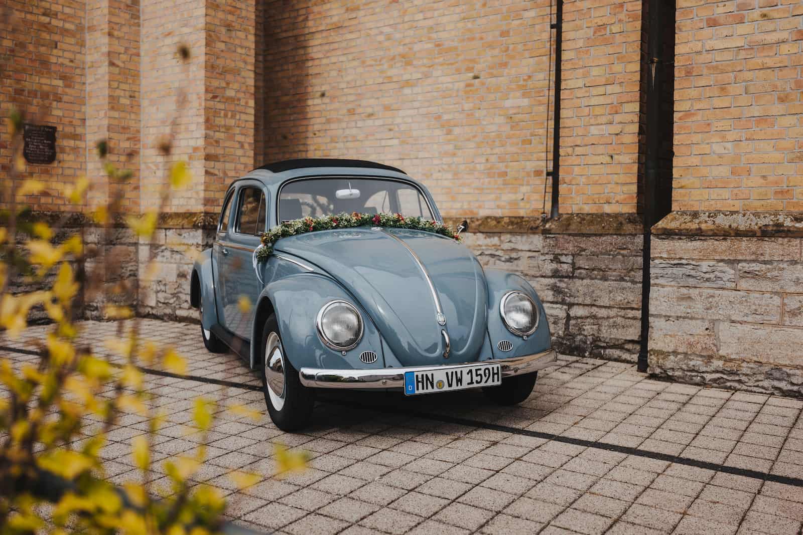 Hochzeitsauto vor dem Standesamt in Langenbeutingen, fotografiert vom Hochzeitsfotografen Niklas Hesser.