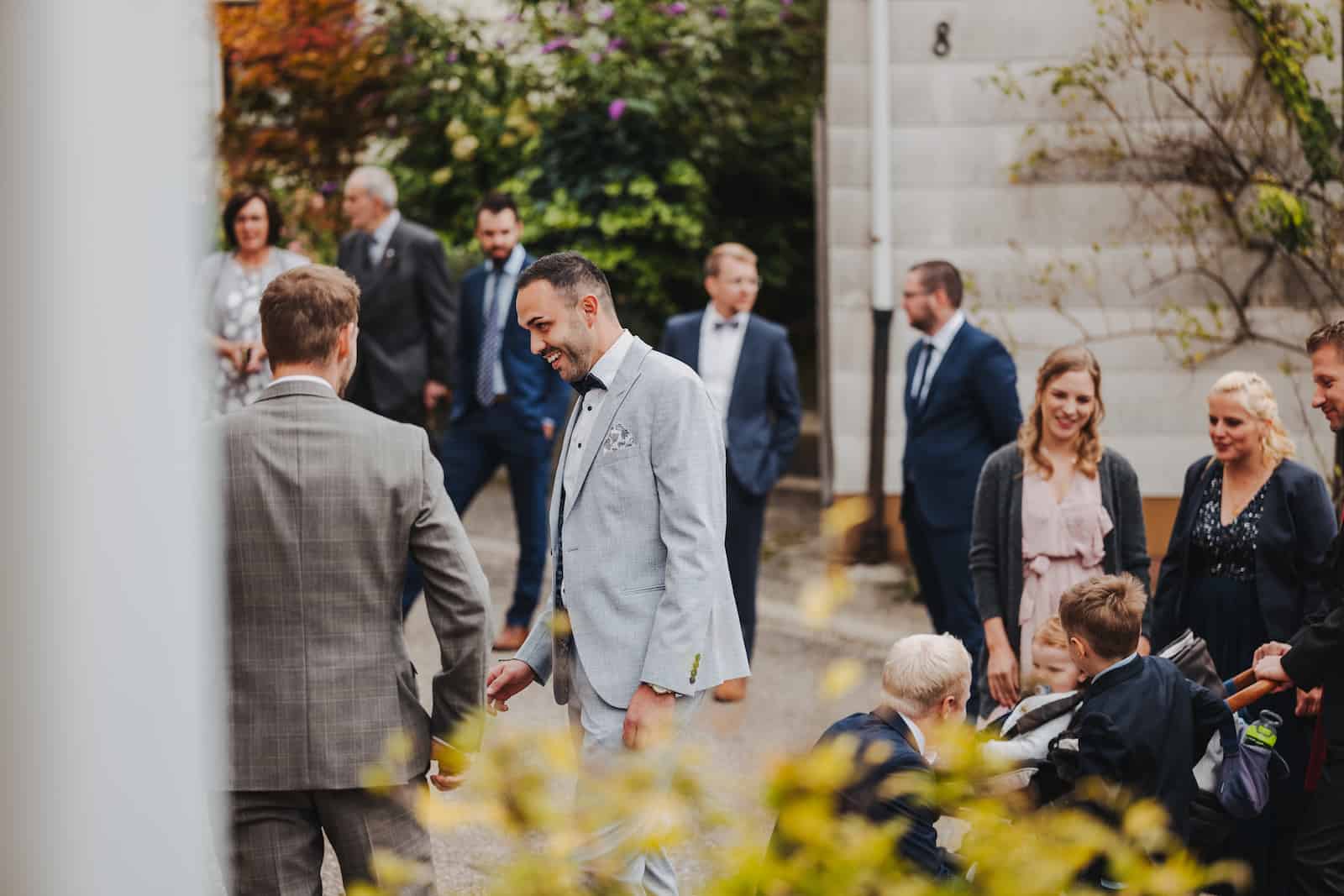Hochzeitsgesellschaft bei einer standesamtlichen Trauung in Langenbeutingen, fotografiert vom Hochzeitsfotografen Niklas Hesser.