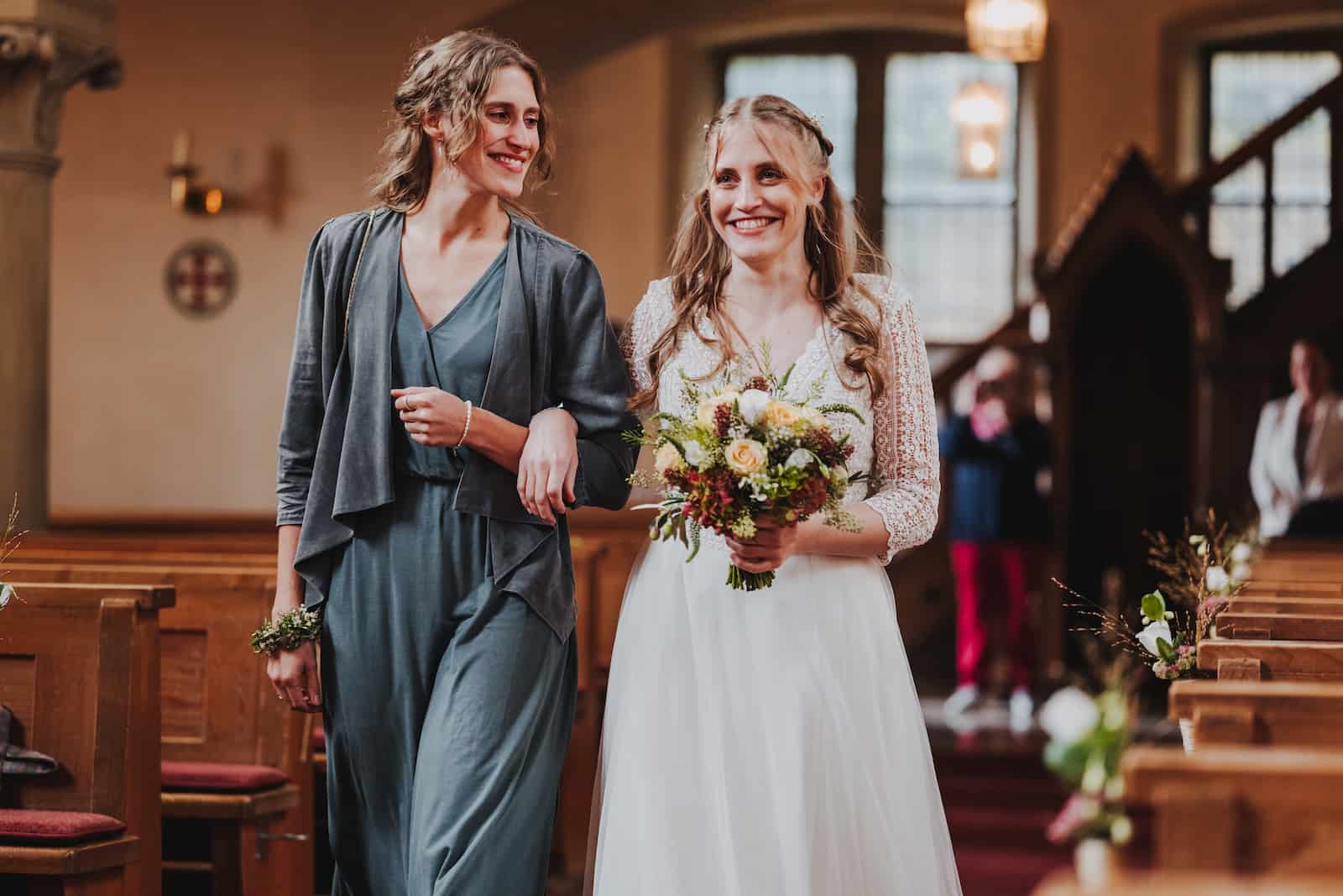 Braut und Begleiterin bei einer Hochzeitsreportage im Standesamt Langenbeutingen, fotografiert vom Hochzeitsfotografen Niklas Hesser.