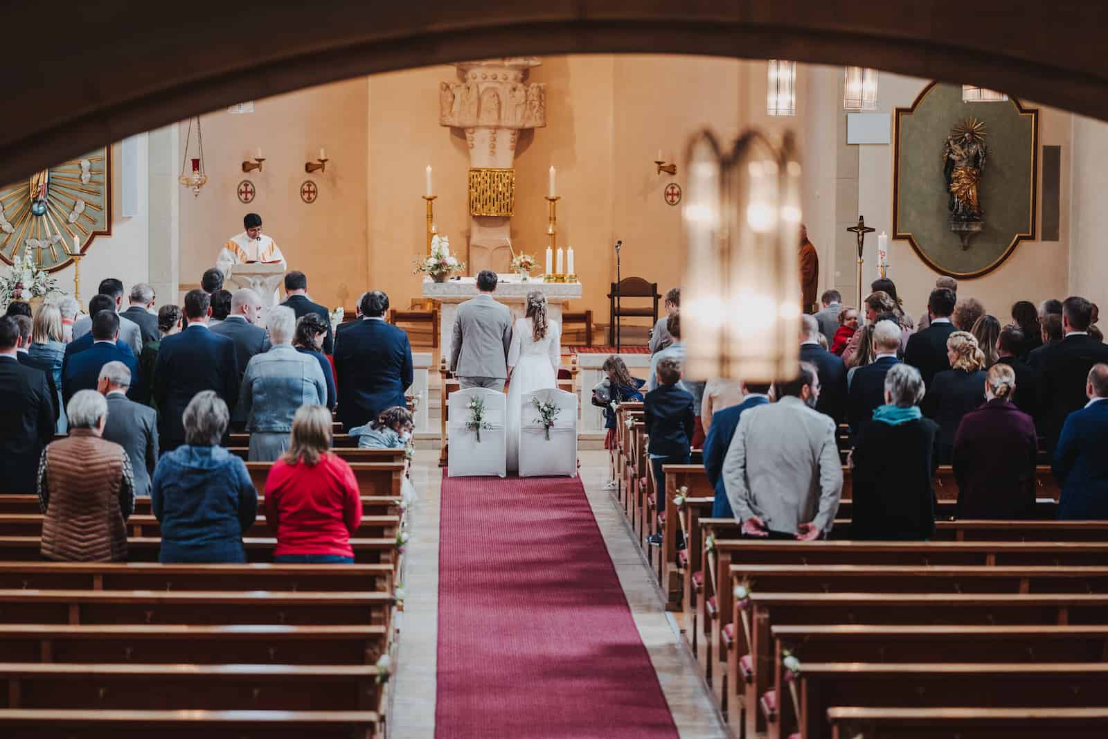 Hochzeitszeremonie in Langenbeutingen, fotografiert vom Hochzeitsfotografen Niklas Hesser, mit Fokus auf natürliche und emotionale Momente.