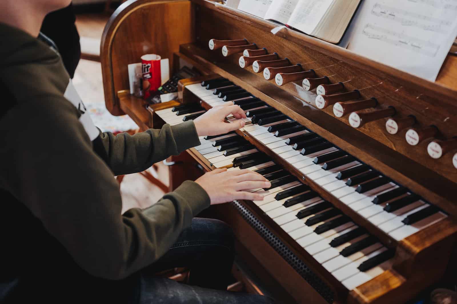 Detailaufnahme eines Organisten bei einer Hochzeitsreportage in Langenbeutingen, fotografiert vom Hochzeitsfotografen Niklas Hesser.