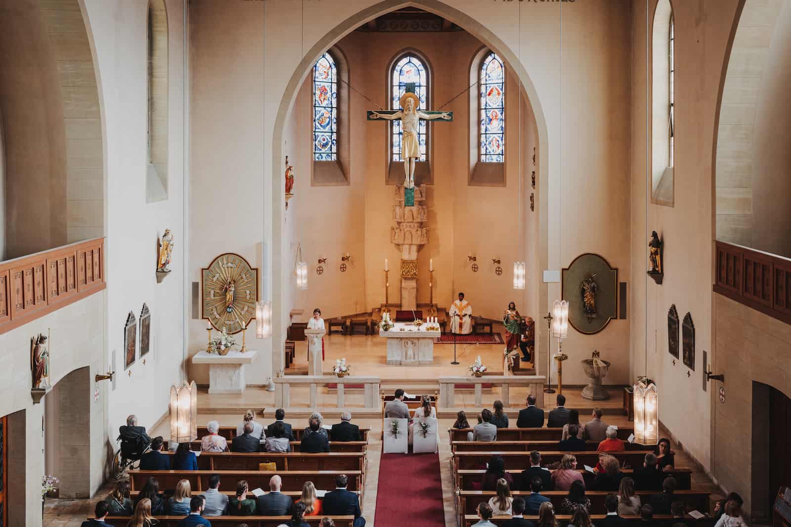Hochzeitsreportage in einer Kirche in Langenbeutingen, fotografiert vom Hochzeitsfotografen Niklas Hesser, mit Fokus auf natürliche und emotionale Momente.
