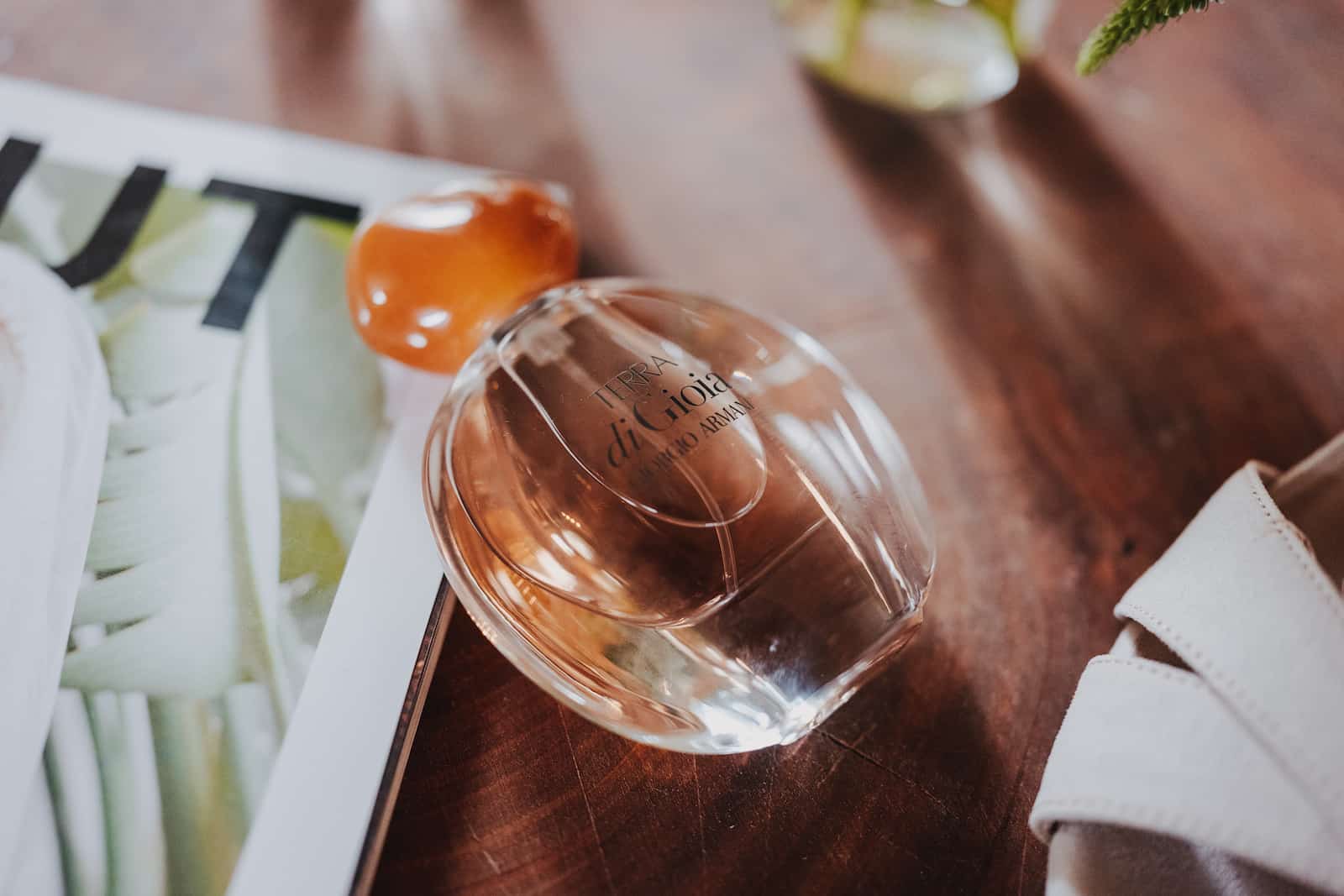 Detailaufnahme eines Parfümflakons bei einer Hochzeitsreportage in Langenbeutingen, fotografiert vom Hochzeitsfotografen Niklas Hesser.