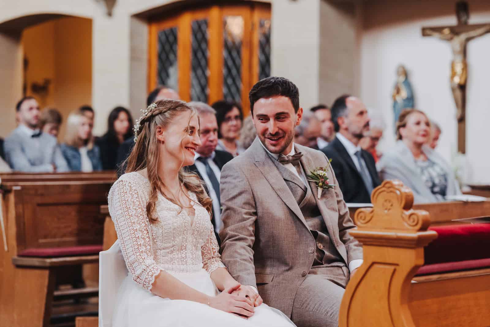 Hochzeitsreportage in Langenbeutingen mit emotionalen Momenten im Standesamt, fotografiert vom Hochzeitsfotografen Niklas Hesser.