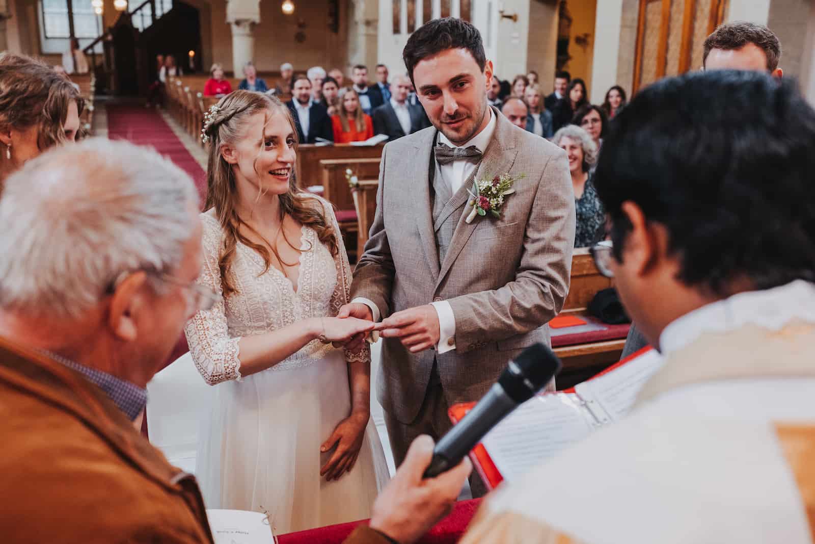Hochzeitsreportage in Langenbeutingen mit Fokus auf emotionale Momente bei der Trauung, aufgenommen vom Hochzeitsfotografen Niklas Hesser.