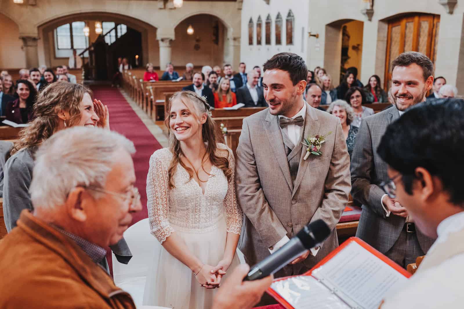 Hochzeitsreportage in Langenbeutingen mit Brautpaar während der standesamtlichen Trauung, fotografiert vom Hochzeitsfotografen Niklas Hesser.