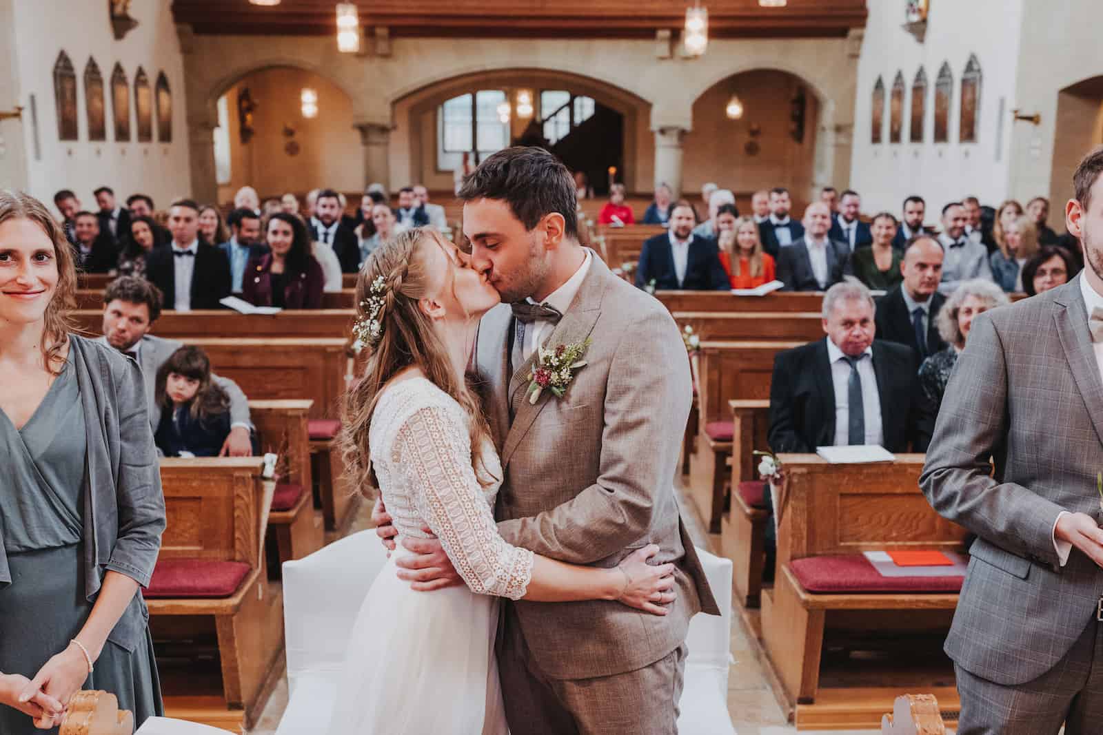 Emotionaler Hochzeitskuss im Standesamt Langenbeutingen, festgehalten vom Hochzeitsfotografen Niklas Hesser.