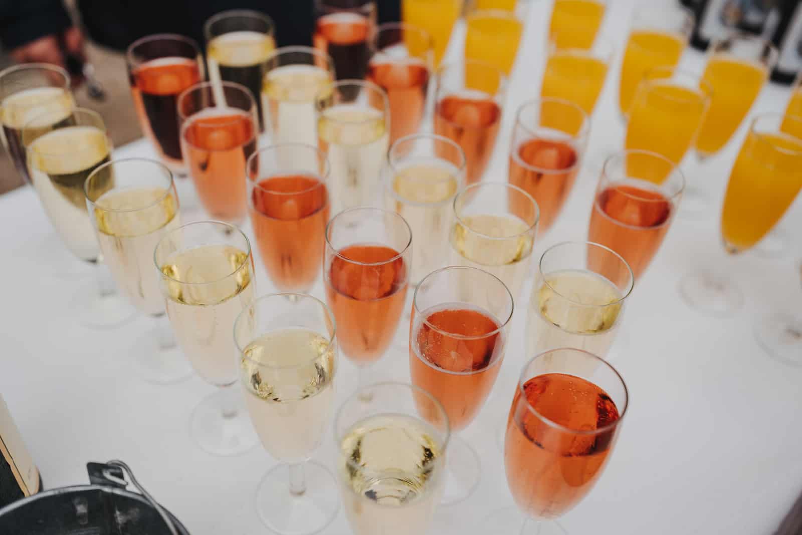 Hochzeitsreportage in Langenbeutingen mit Sektgläsern auf einem Tisch, fotografiert vom Hochzeitsfotografen Niklas Hesser