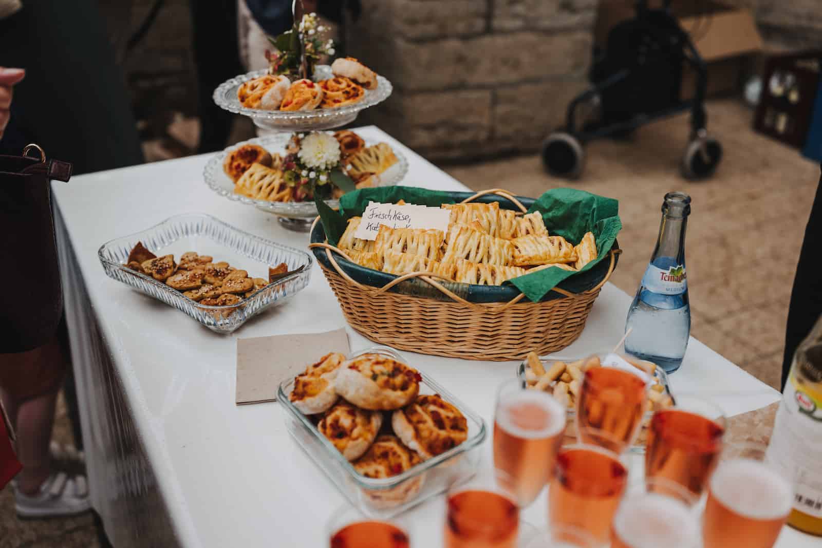 Buffet bei einer Hochzeitsreportage in Langenbeutingen, fotografiert vom Hochzeitsfotografen Niklas Hesser, zeigt Gebäck und Getränke.