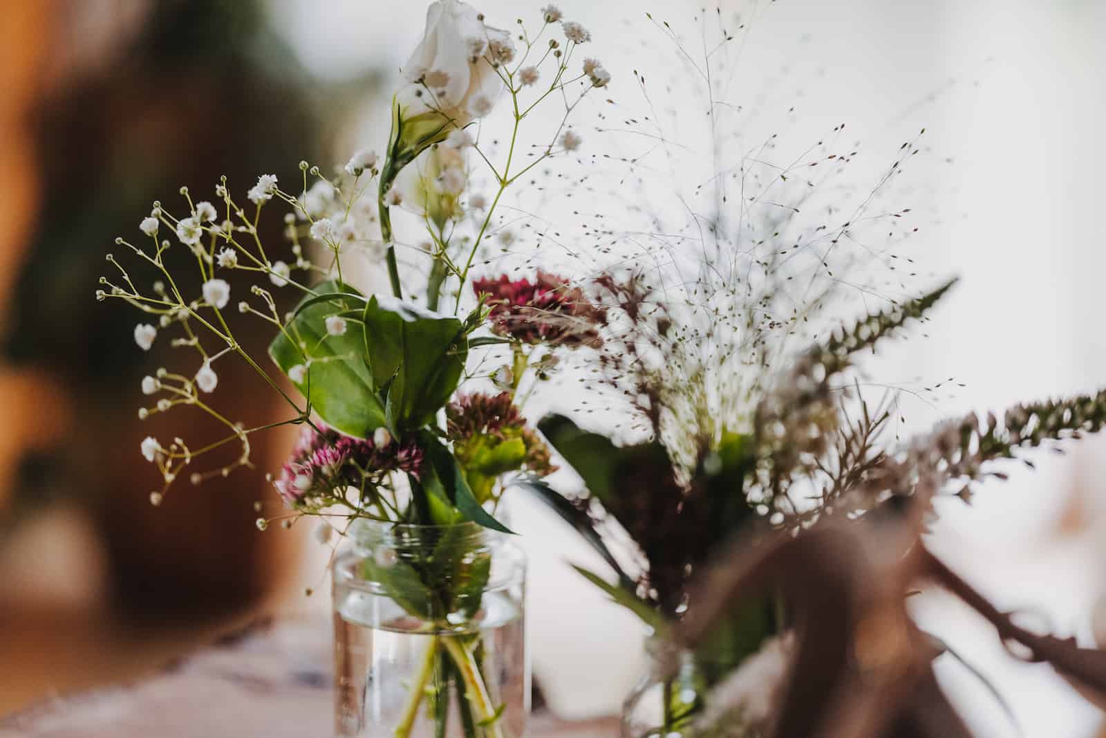 Detailaufnahme eines Blumenarrangements bei einer Hochzeitsreportage in Langenbeutingen, fotografiert vom Hochzeitsfotografen Niklas Hesser.