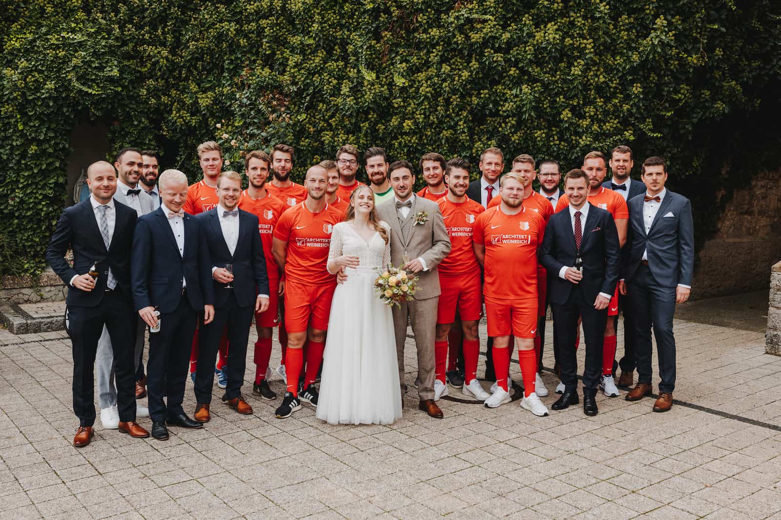 Hochzeitsgesellschaft vor dem Standesamt in Langenbeutingen, fotografiert vom Hochzeitsfotografen Niklas Hesser.