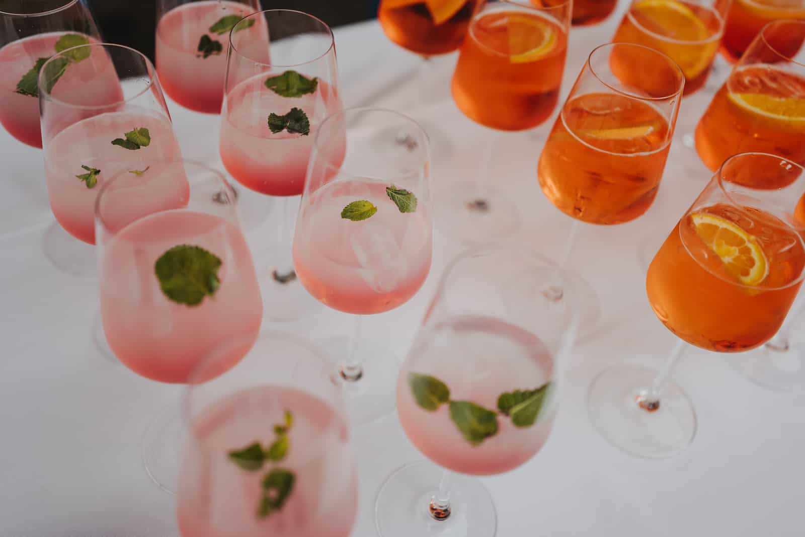 Erfrischende Getränke bei einer Hochzeitsreportage in Langenbeutingen, fotografiert vom Hochzeitsfotografen Niklas Hesser.