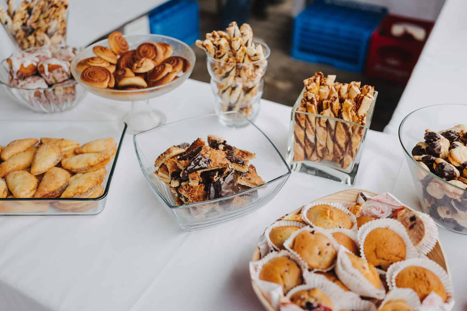 Hochzeitsbuffet mit Gebäck bei einer Hochzeitsreportage in Langenbeutingen, fotografiert vom Hochzeitsfotografen Niklas Hesser.