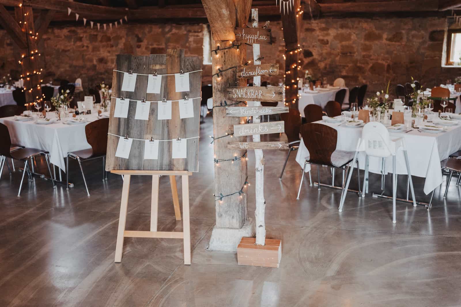Hochzeitsdekoration in Langenbeutingen mit rustikalem Charme, fotografiert vom Hochzeitsfotografen Niklas Hesser.