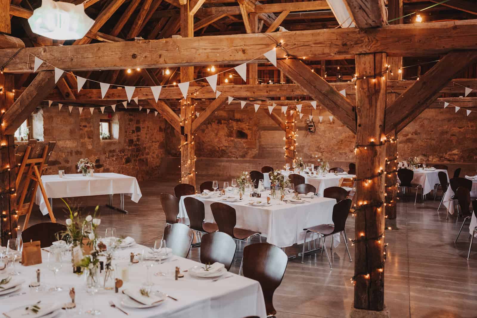 Rustikale Hochzeitslocation in Langenbeutingen, festlich dekoriert für eine Hochzeitsreportage vom Hochzeitsfotografen.