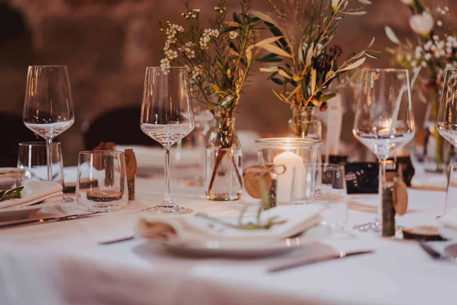 Elegante Tischdekoration bei einer Hochzeitsreportage in Langenbeutingen, aufgenommen vom Hochzeitsfotografen Niklas Hesser.