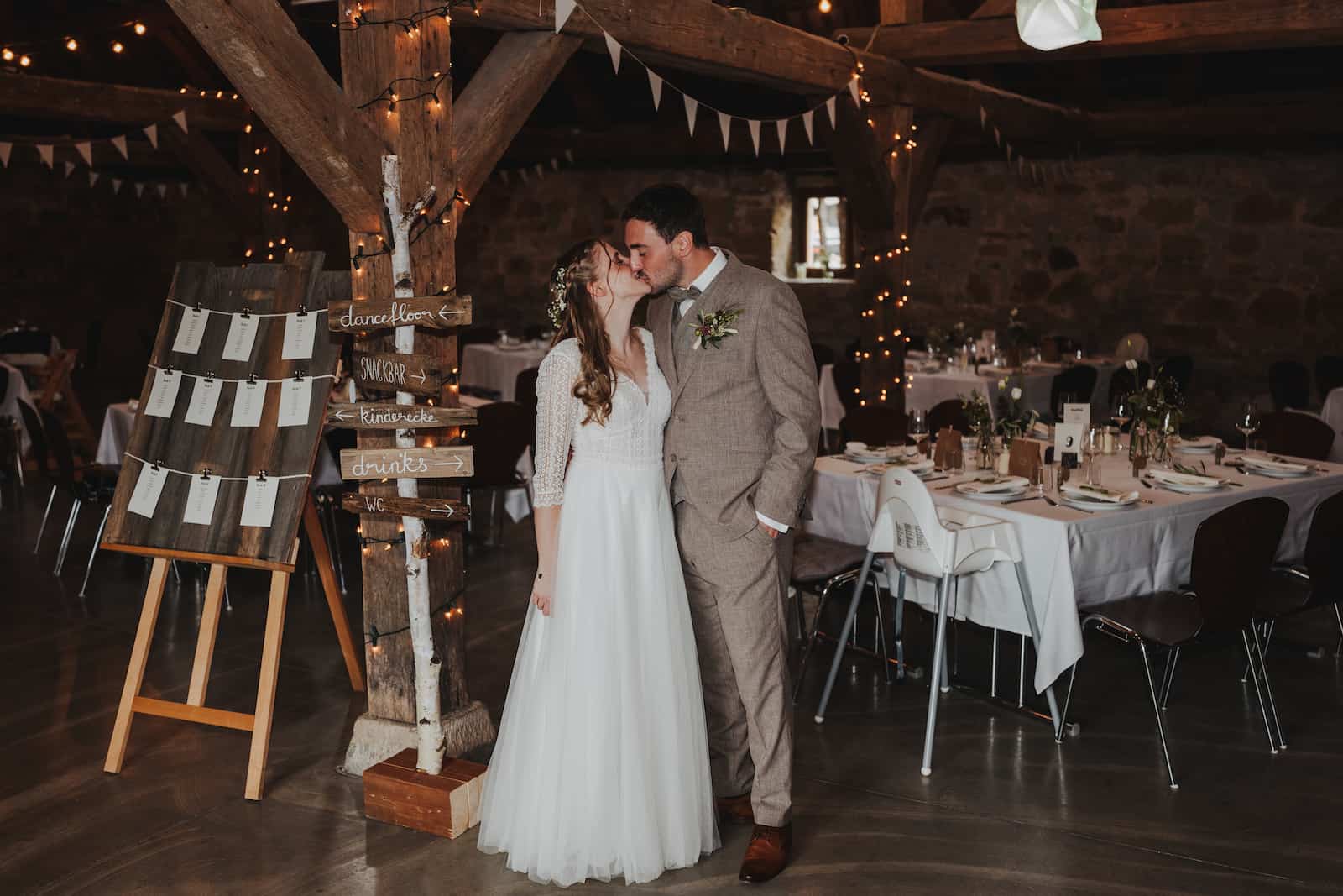 Hochzeitsreportage in Langenbeutingen mit einem Brautpaar in einer rustikalen Scheune, fotografiert vom Hochzeitsfotografen Niklas Hesser.