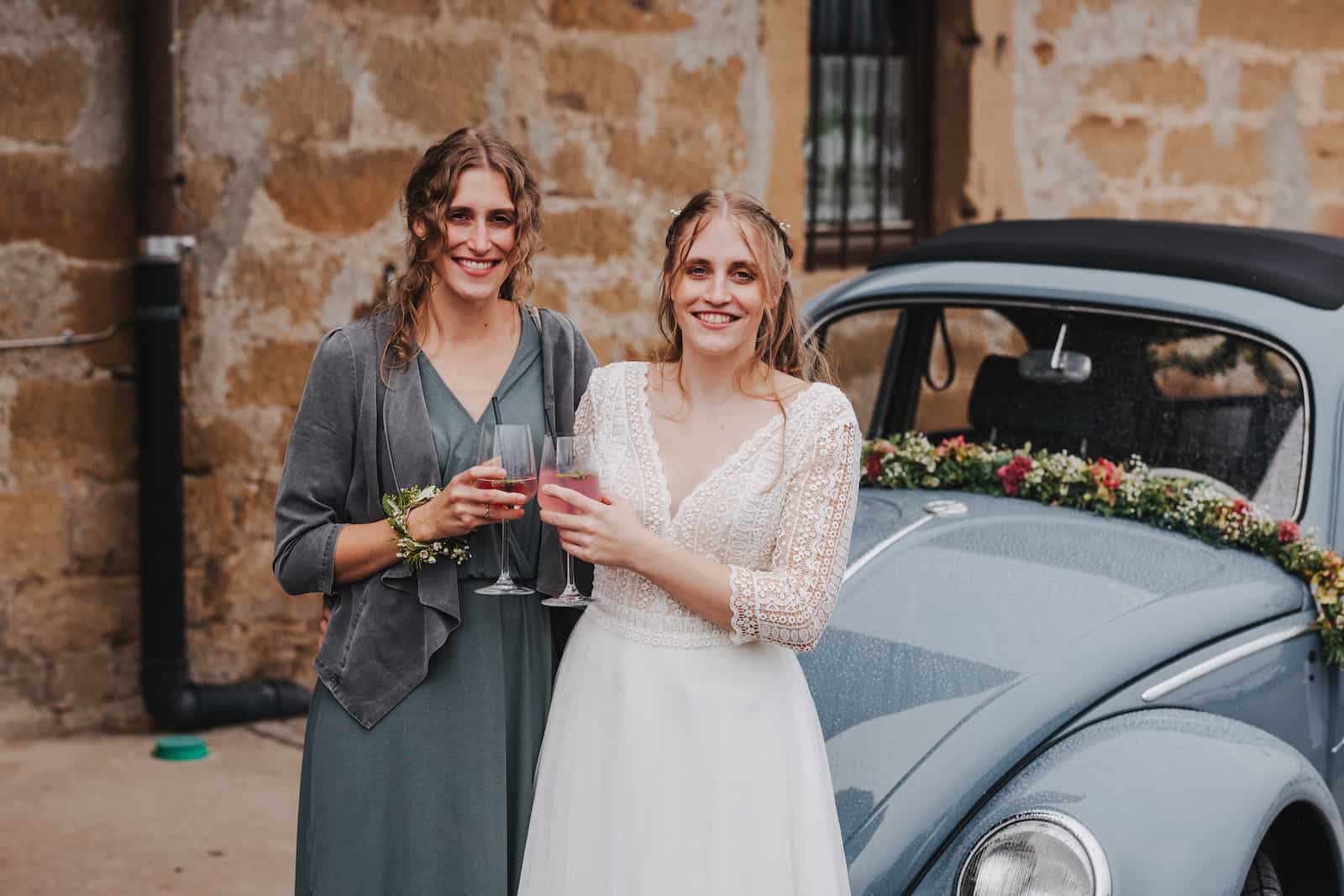 Hochzeitsreportage in Langenbeutingen mit dem Hochzeitsfotografen Niklas Hesser, der emotionale Momente am Standesamt einfängt.