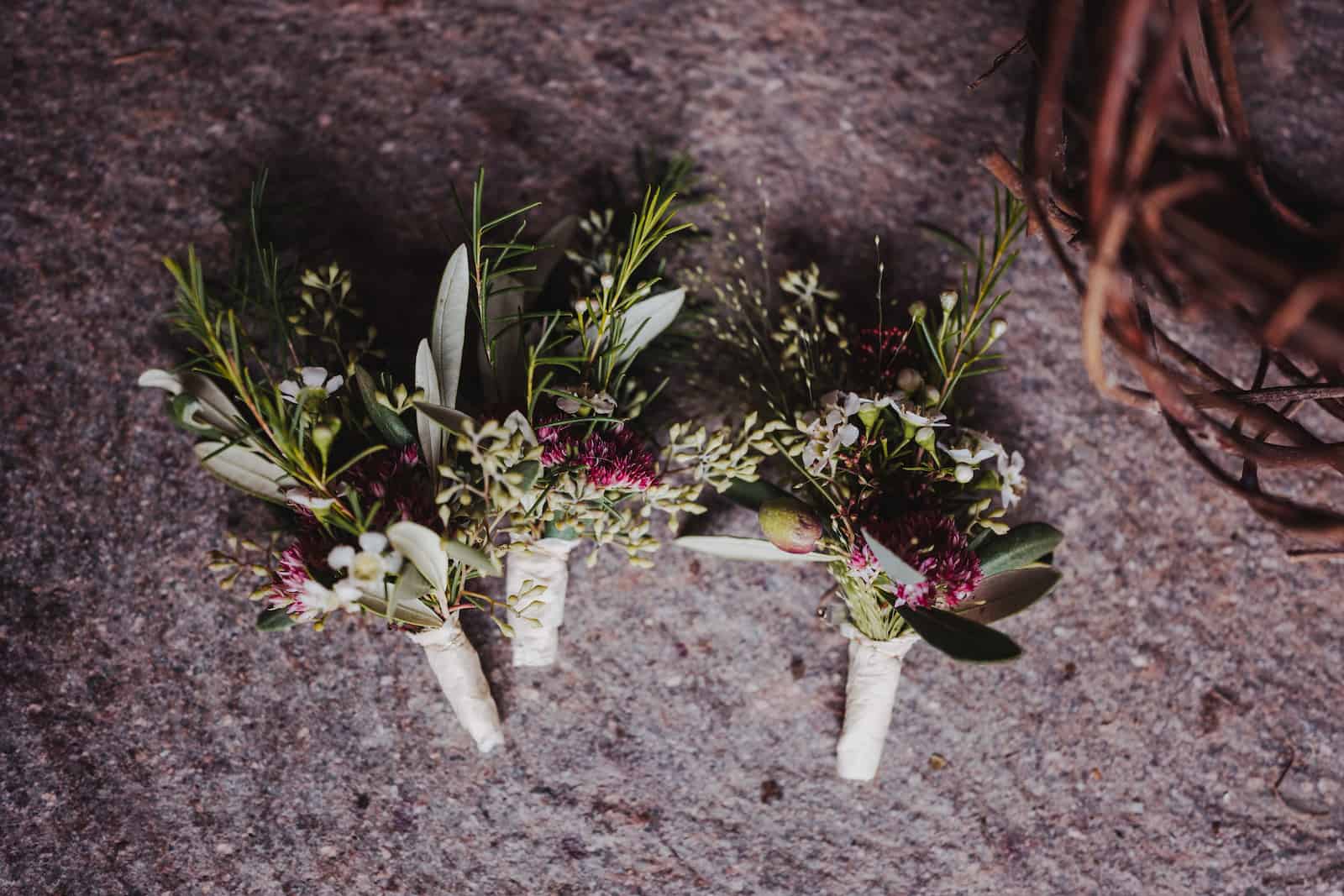 Detailaufnahme von Hochzeitsblumen bei einer Hochzeitsreportage in Langenbeutingen, fotografiert vom Hochzeitsfotografen Niklas Hesser.