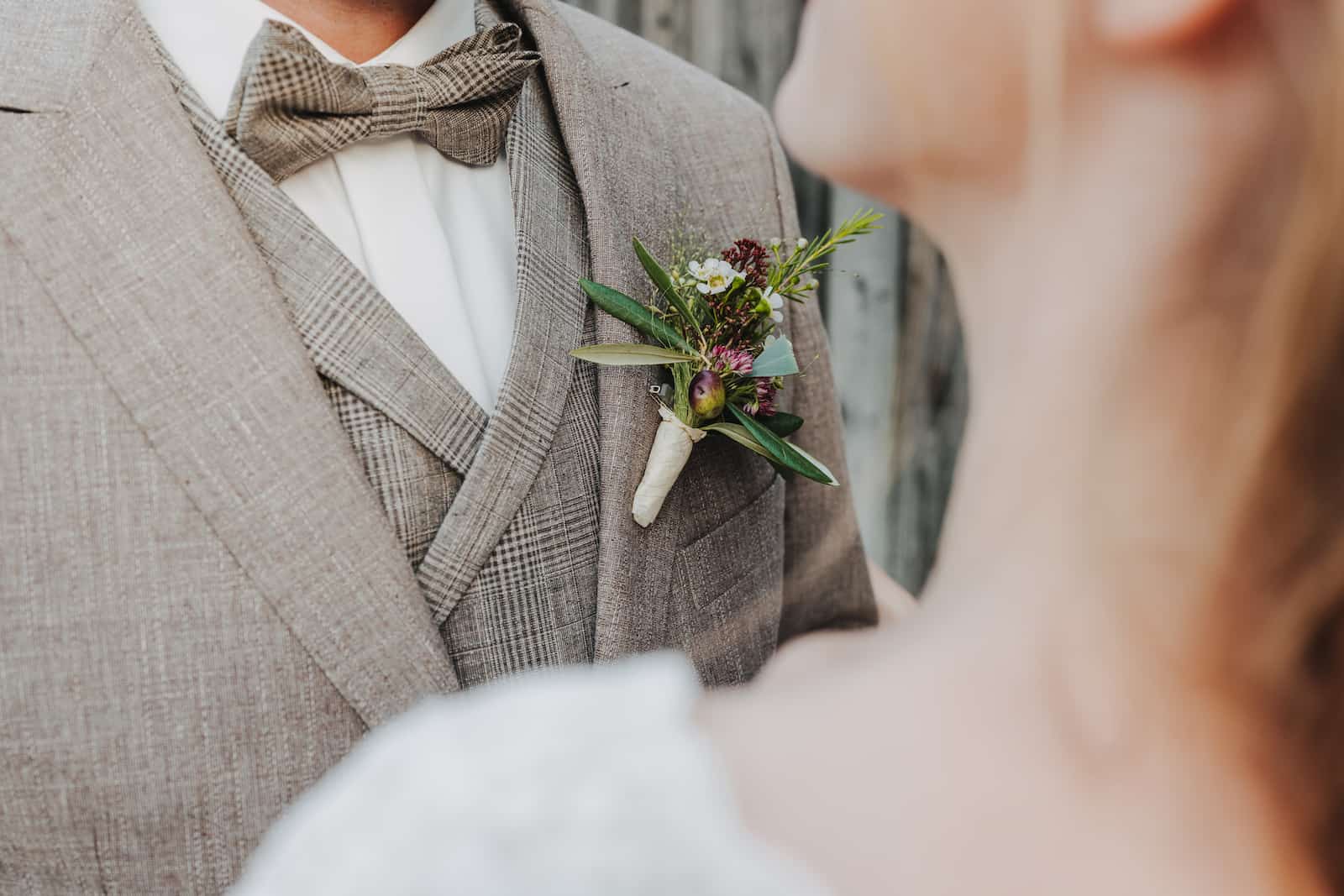 Nahaufnahme eines Bräutigams mit Ansteckblume bei einer Hochzeitsreportage in Langenbeutingen, fotografiert vom Hochzeitsfotografen Niklas Hesser.