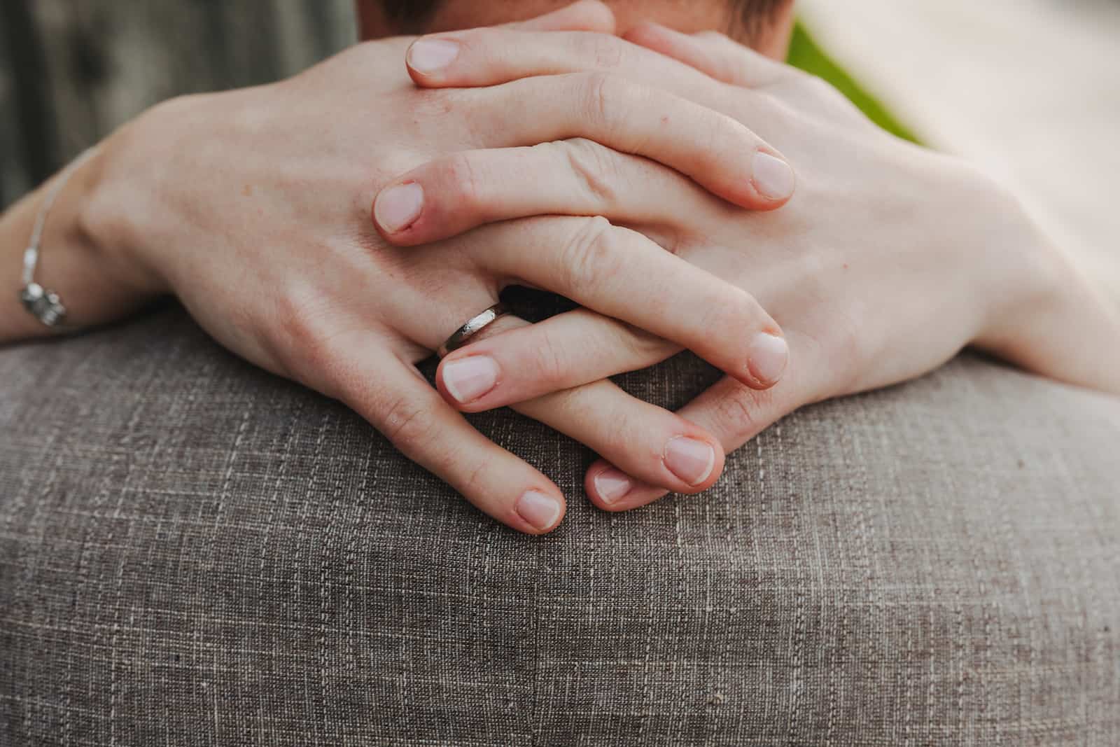 Nahaufnahme von ineinander verschlungenen Händen eines Brautpaares bei einer Hochzeitsreportage in Langenbeutingen, fotografiert vom Hochzeitsfotografen Niklas Hesser.