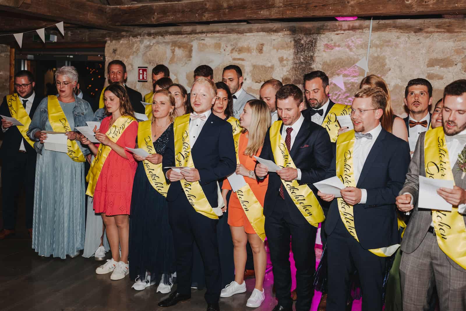 Hochzeitsgesellschaft bei einer Feier in Langenbeutingen, fotografiert vom Hochzeitsfotografen Niklas Hesser.