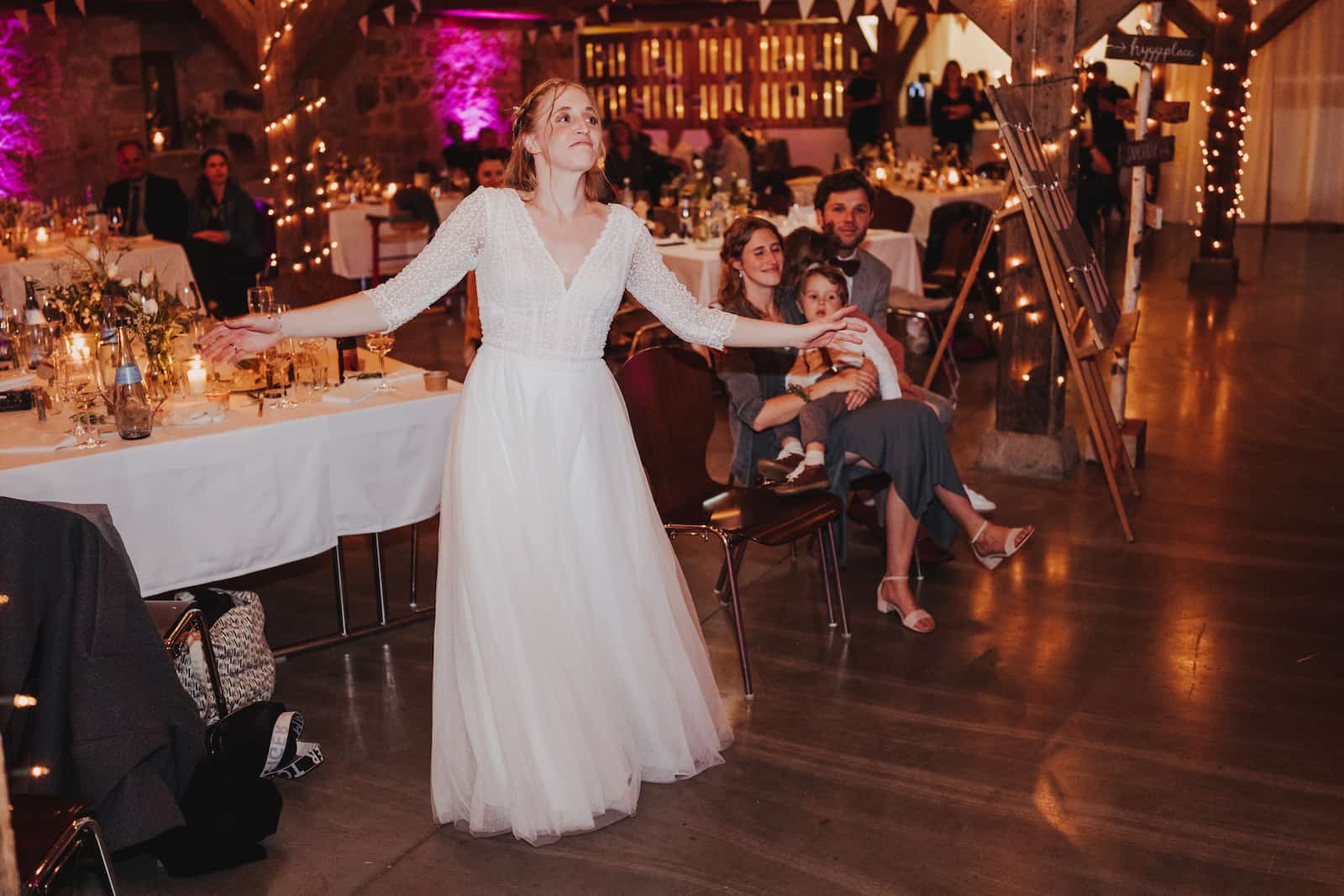 Braut bei einer Hochzeitsfeier in Langenbeutingen, festgehalten vom Hochzeitsfotografen Niklas Hesser, der sich auf natürliche und emotionale Momente spezialisiert hat.