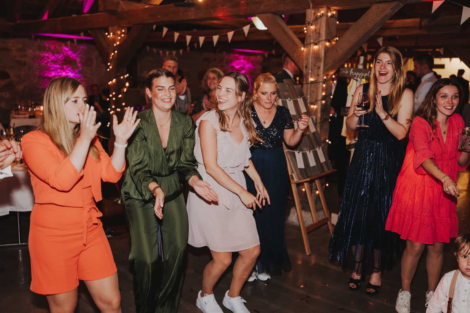 Hochzeitsfeier in Langenbeutingen mit tanzenden Gästen, festgehalten vom Hochzeitsfotografen Niklas Hesser.