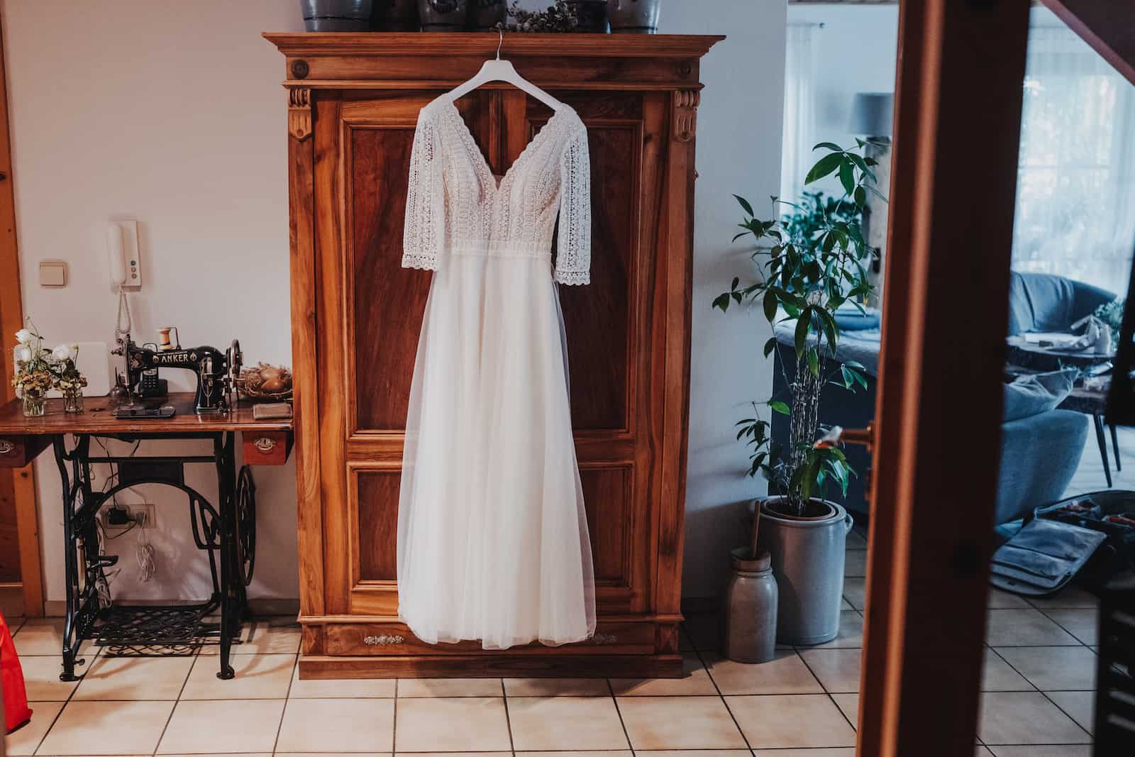 Hochzeitskleid hängt an einem Schrank, fotografiert bei einer Hochzeitsreportage in Langenbeutingen.