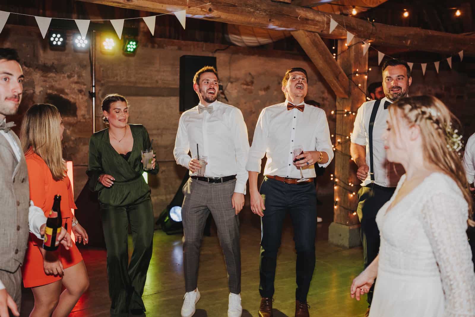 Hochzeitsfeier in Langenbeutingen mit tanzenden Gästen, festgehalten vom Hochzeitsfotografen Niklas Hesser.