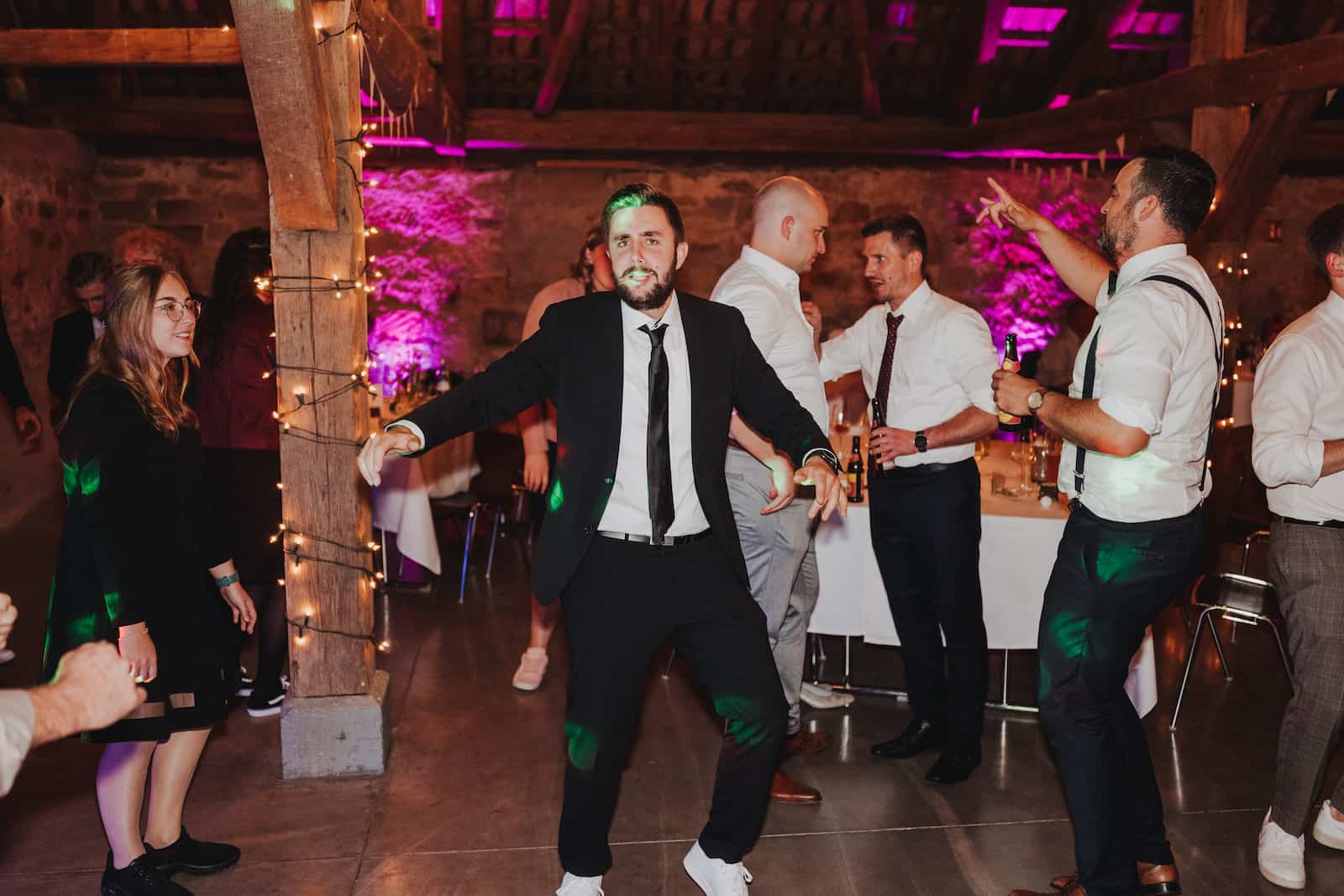 Hochzeitsfeier in Langenbeutingen mit tanzenden Gästen, aufgenommen vom Hochzeitsfotografen Niklas Hesser.