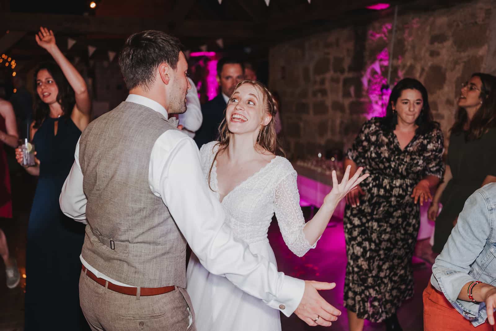 Hochzeitsfeier in Langenbeutingen mit fröhlichem Brautpaar, fotografiert vom Hochzeitsfotografen Niklas Hesser.