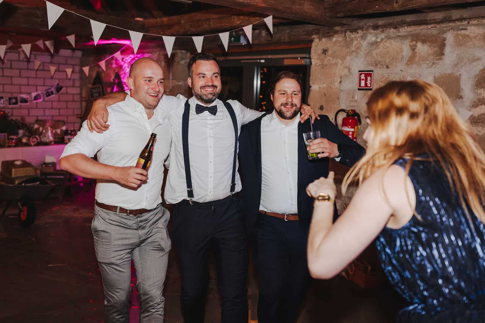 Hochzeitsreportage in Langenbeutingen mit fröhlichen Gästen, fotografiert vom Hochzeitsfotografen Niklas Hesser.