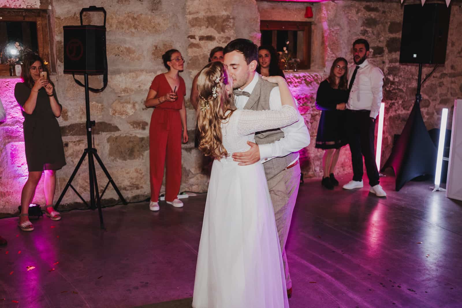 Hochzeitsreportage in Langenbeutingen mit emotionalem Brautpaar-Tanz, fotografiert vom Hochzeitsfotografen Niklas Hesser.