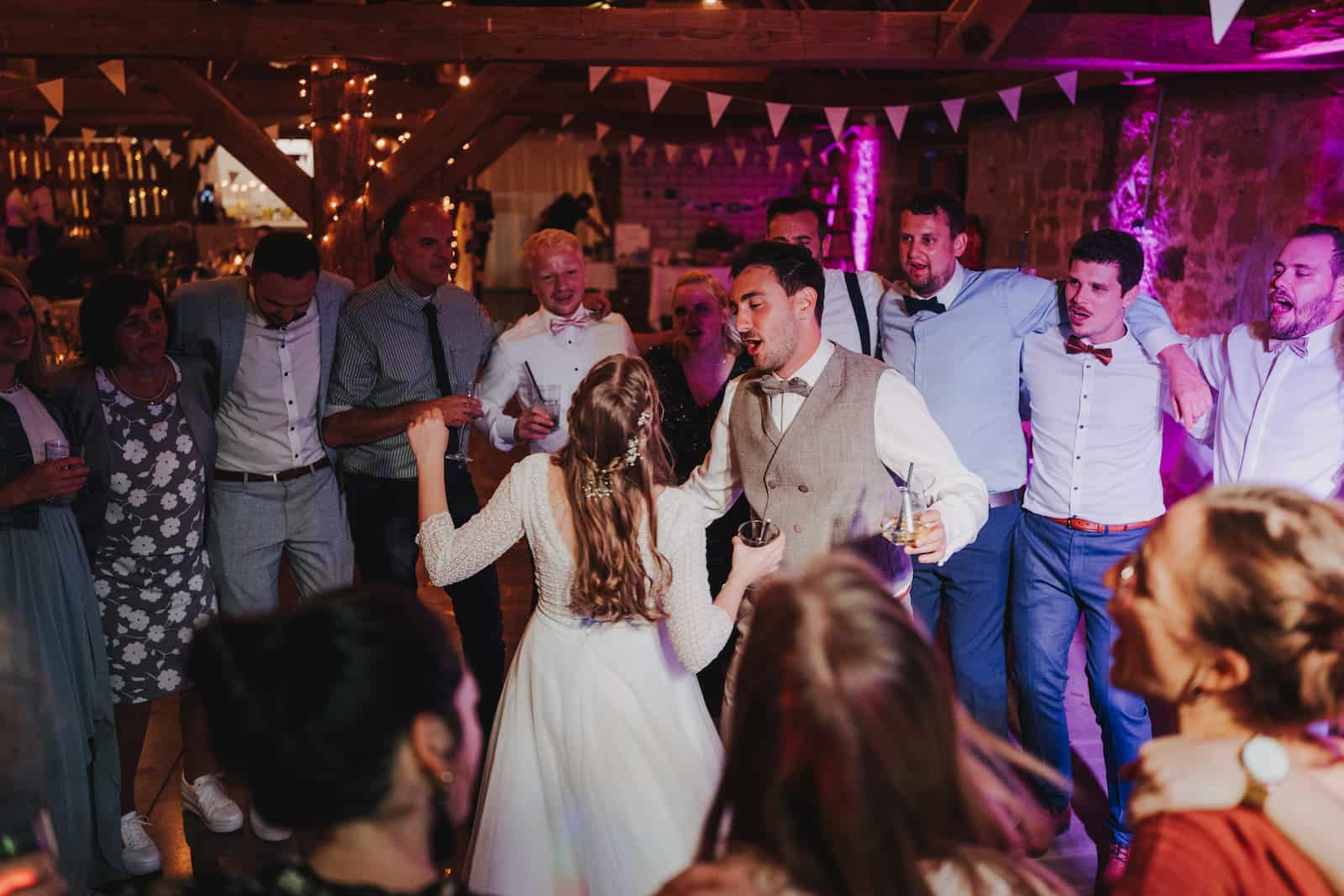 Hochzeitsfeier in Langenbeutingen mit Gästen und Brautpaar, fotografiert vom Hochzeitsfotografen Niklas Hesser