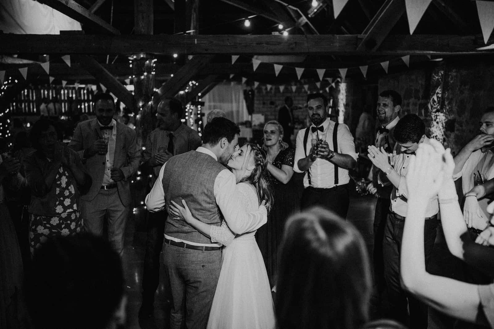 Hochzeitsreportage in Langenbeutingen mit emotionalem Hochzeitstanz, aufgenommen vom Hochzeitsfotografen Niklas Hesser.