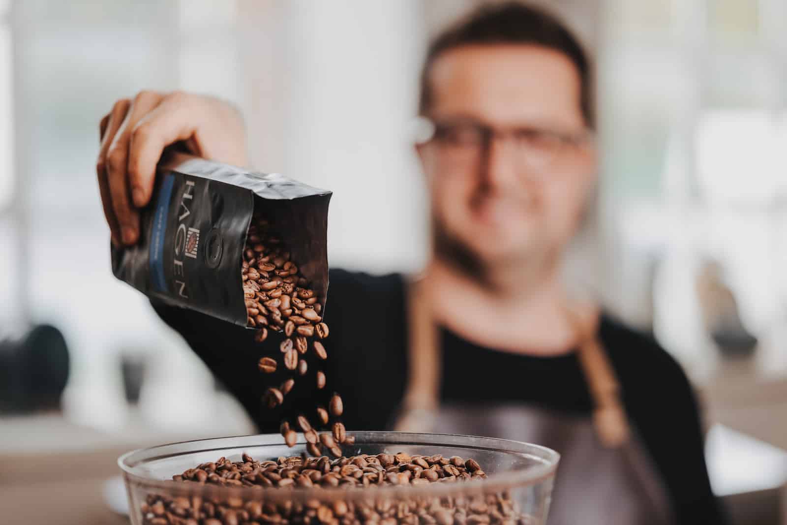 Unternehmensreportage in Heilbronn mit Fokus auf Kaffeebohnen, fotografiert vom Eventfotografen Niklas Hesser.