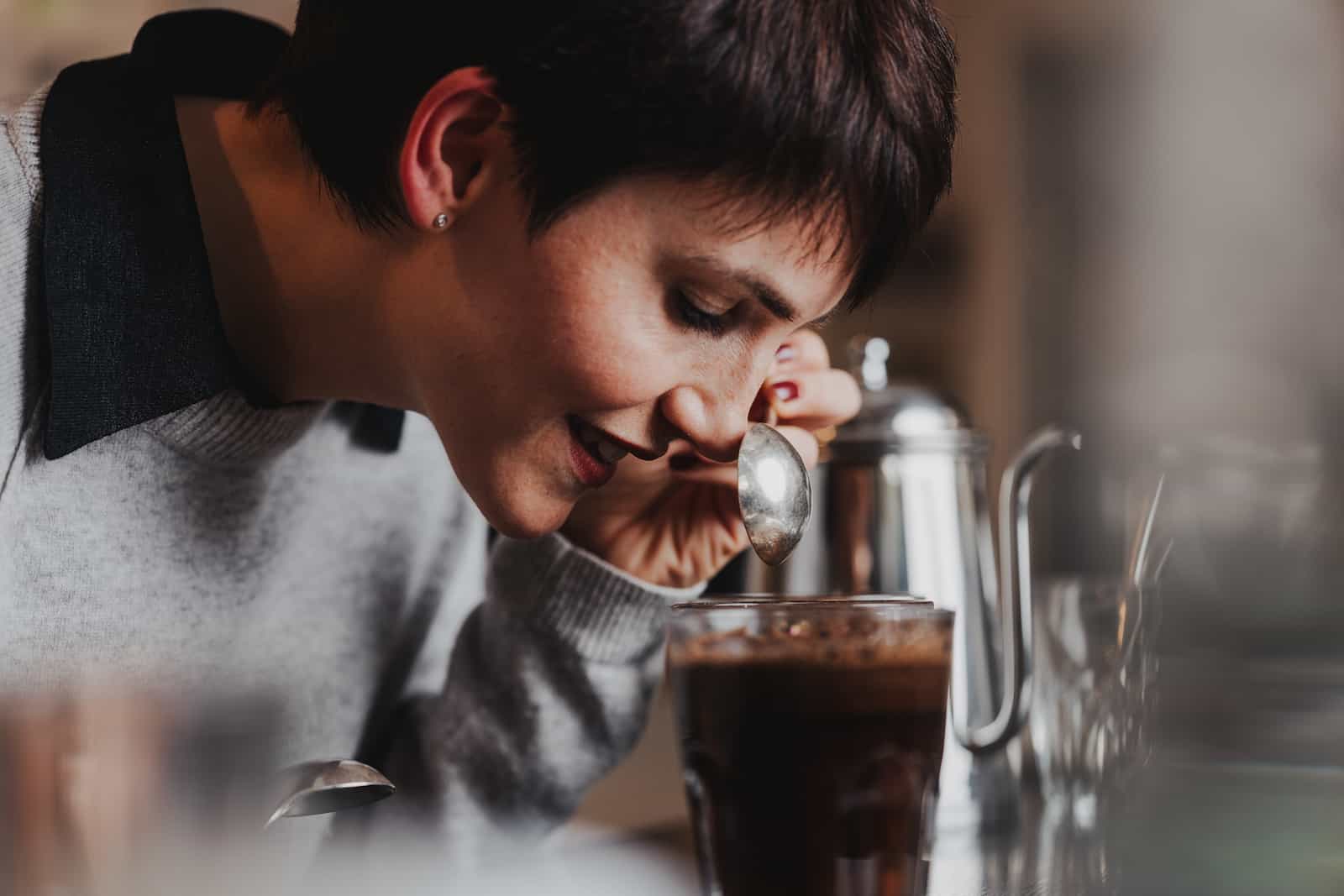 Frau genießt Kaffee in einem Café in Heilbronn, fotografiert vom Eventfotografen Niklas Hesser.