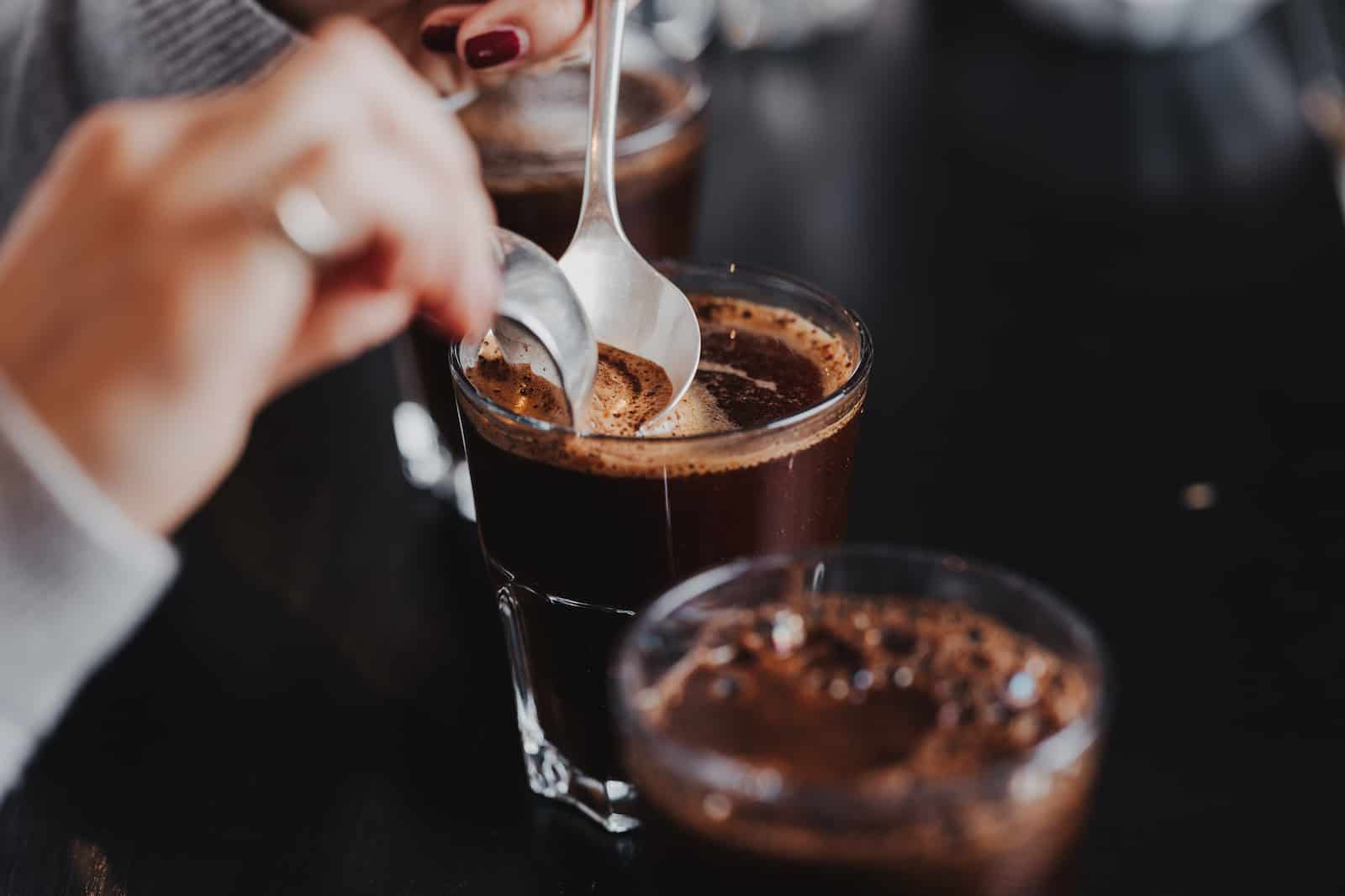 Detailaufnahme von Kaffeetassen bei einer Unternehmensreportage in Heilbronn, fotografiert vom Eventfotografen Niklas Hesser.