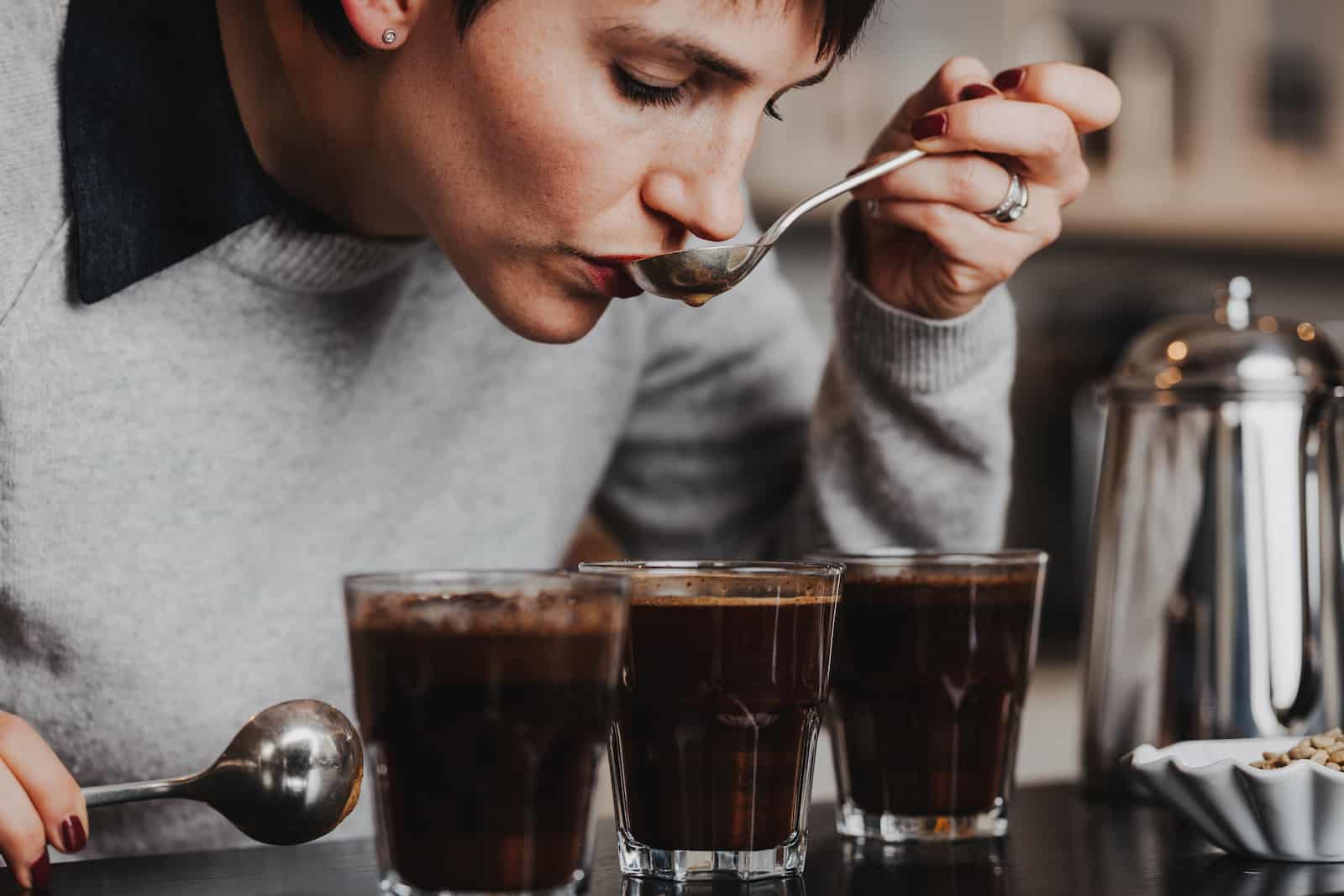 Frau bei einer Unternehmensreportage in Heilbronn, die Kaffee verkostet.
