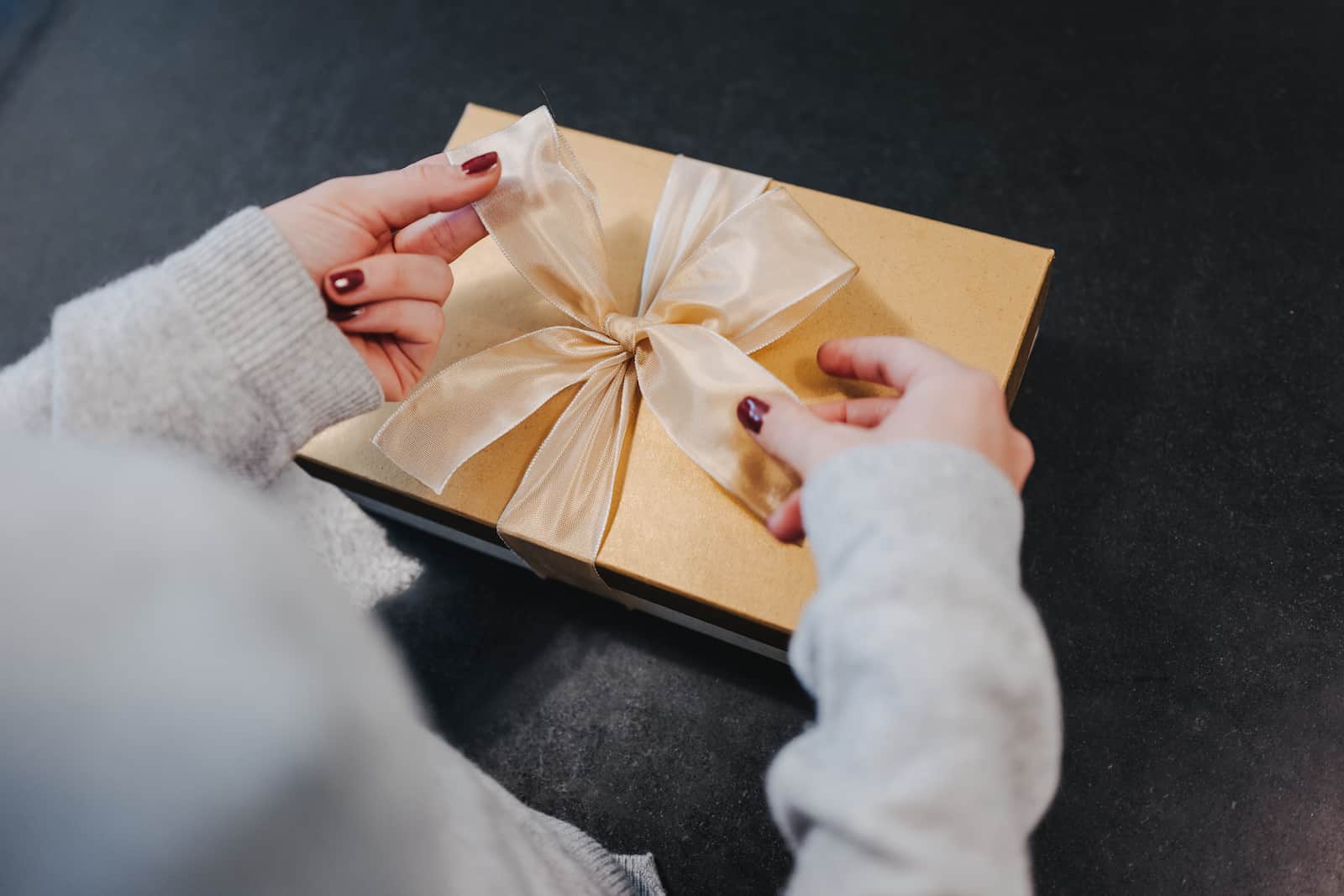 Detailaufnahme eines Geschenks mit Schleife bei einer Unternehmensreportage in Heilbronn