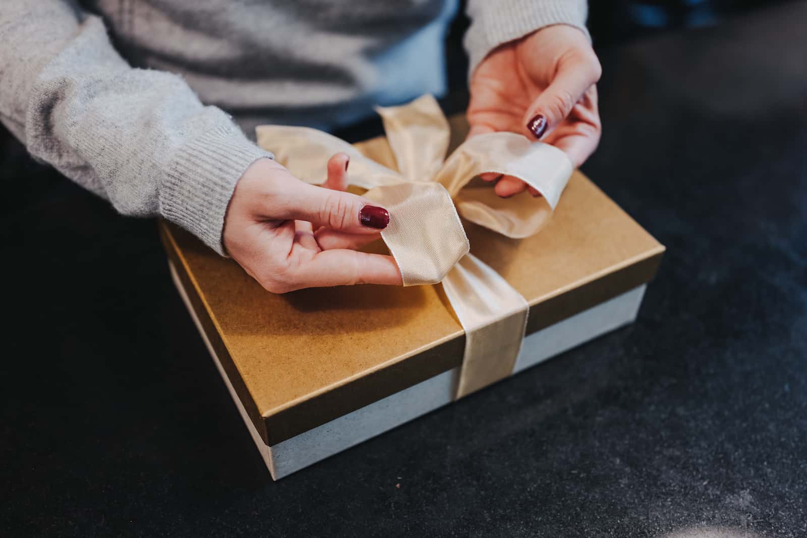 Detailaufnahme einer Geschenkverpackung bei einer Unternehmensreportage in Heilbronn