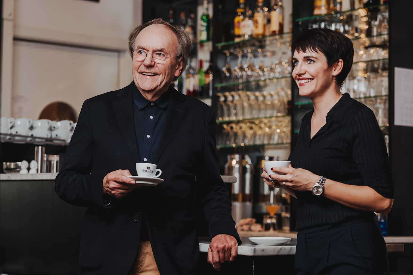 Unternehmensreportage in Heilbronn mit zwei Personen in einem Café, fotografiert vom Eventfotografen Niklas Hesser.