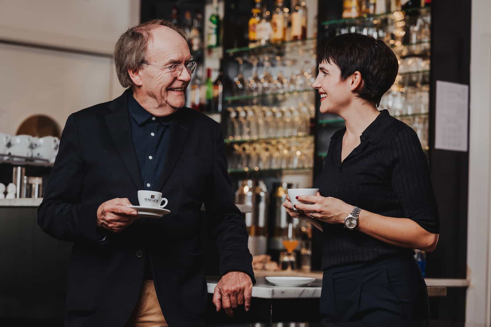Unternehmensreportage in Heilbronn mit zwei Personen bei einer Kaffeepause, fotografiert vom Eventfotografen Niklas Hesser.